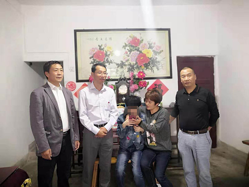 主題教育正當(dāng)時(shí) 志愿服務(wù)暖民心——區(qū)城建投公司黨支部開(kāi)展志愿服務(wù)、點(diǎn)亮“微心愿”黨日活動(dòng)