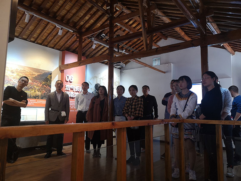 區(qū)城建投黨支部開展革命傳統(tǒng)教育“緬懷先烈、重溫誓詞”主題黨日活動