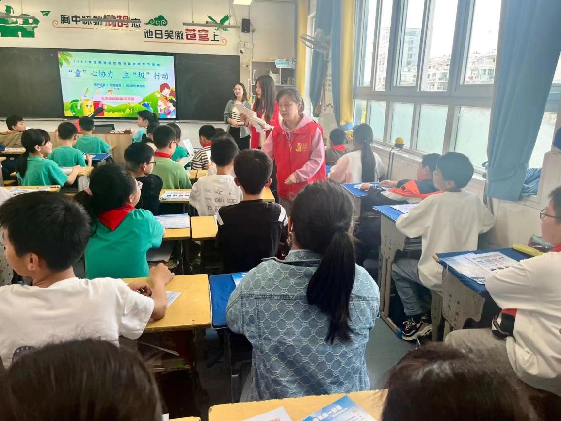 “攜手共筑美好家園”——開展垃圾分類宣傳、小區(qū)衛(wèi)生整治志愿者活動
